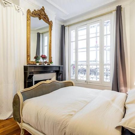 Abbesses - Superbe Appartement Avec Cheminees Paris Luaran gambar