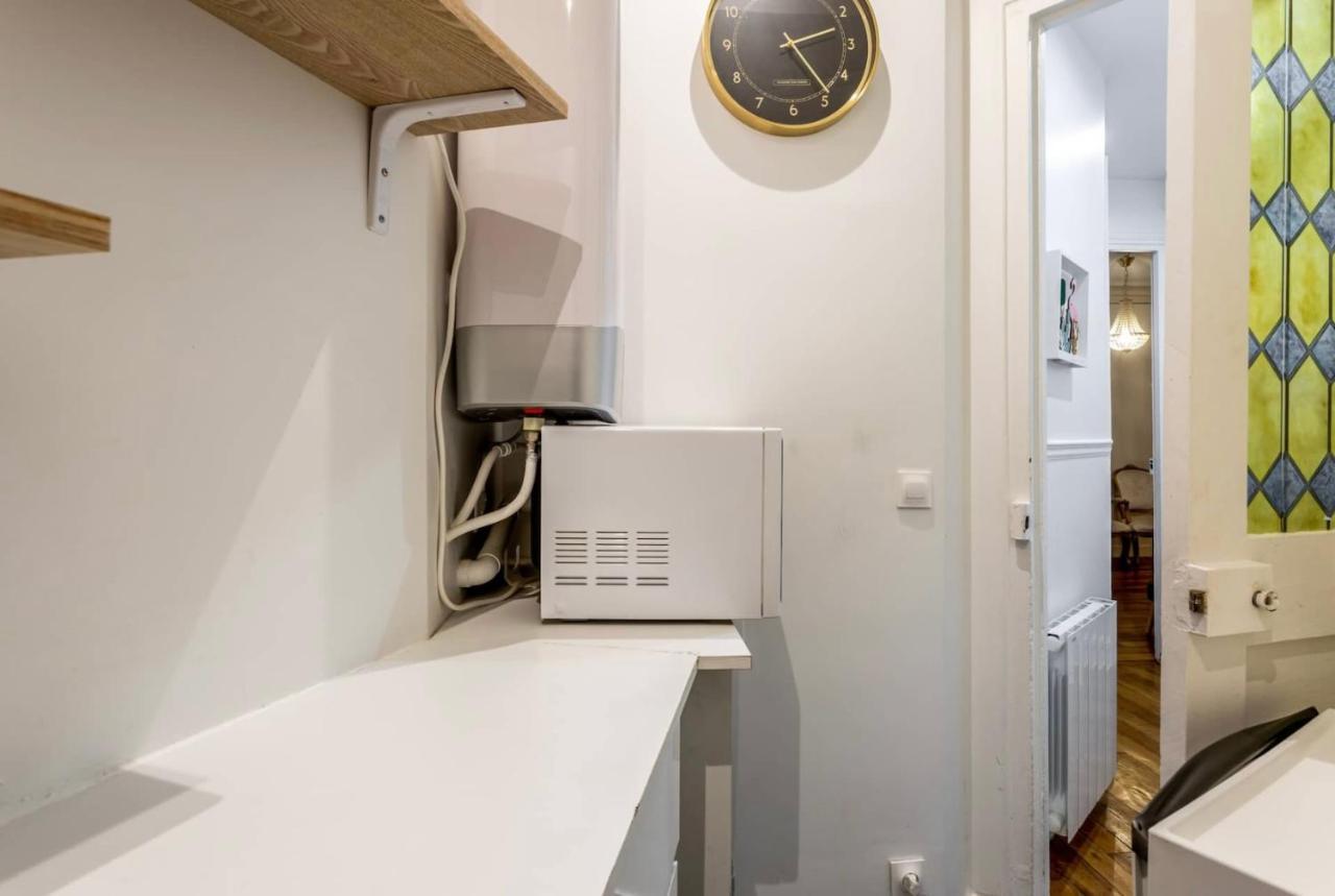 Abbesses - Superbe Appartement Avec Cheminees Paris Luaran gambar