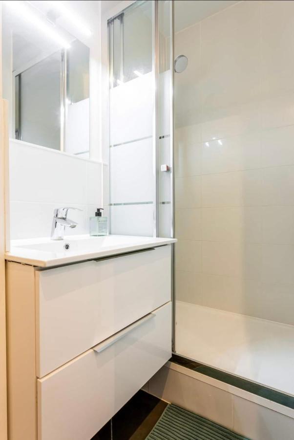 Abbesses - Superbe Appartement Avec Cheminees Paris Luaran gambar