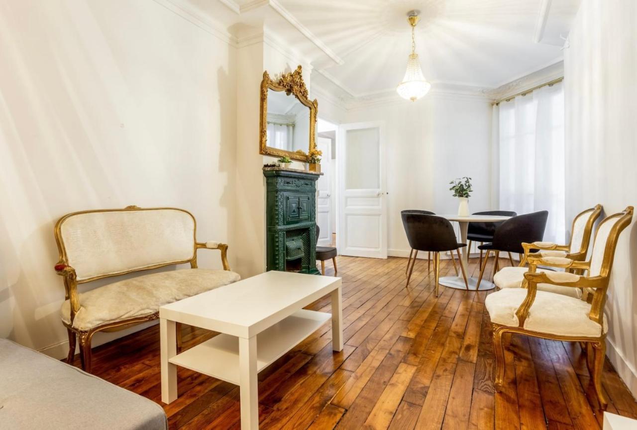 Abbesses - Superbe Appartement Avec Cheminees Paris Luaran gambar