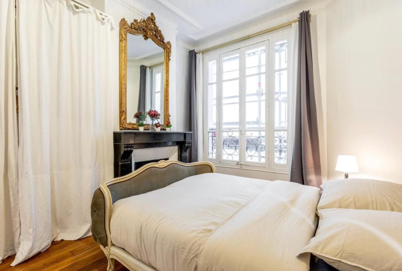 Abbesses - Superbe Appartement Avec Cheminees Paris Luaran gambar